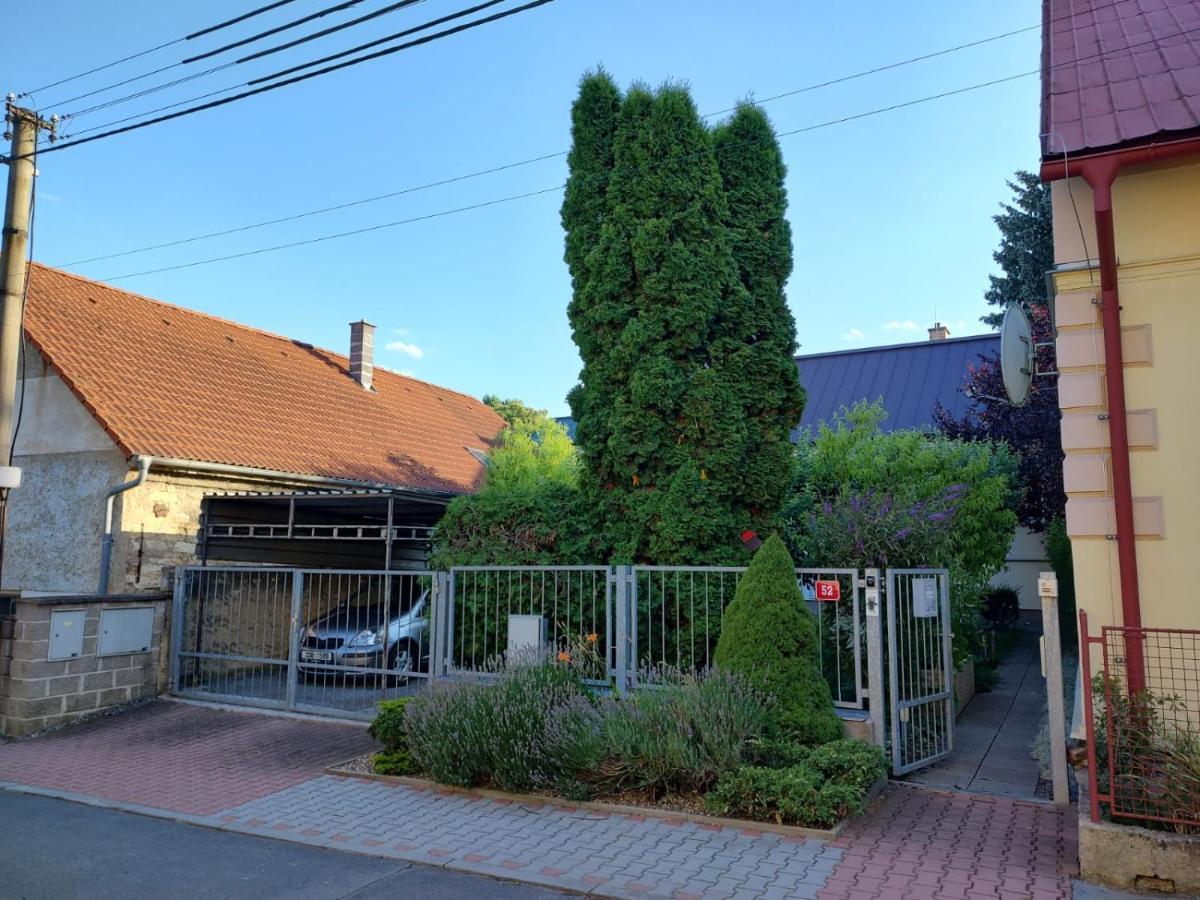 Ferienwohnung U Letiste Kněževes Exterior foto